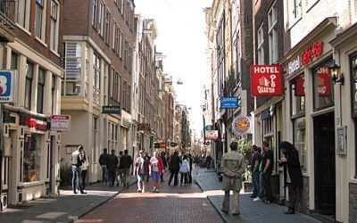 Shopping in Warmoesstraat